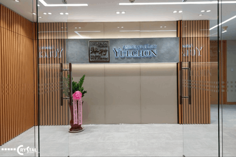 Thiết kế văn phòng luật khu vực lễ tân với không gian rộng rãi