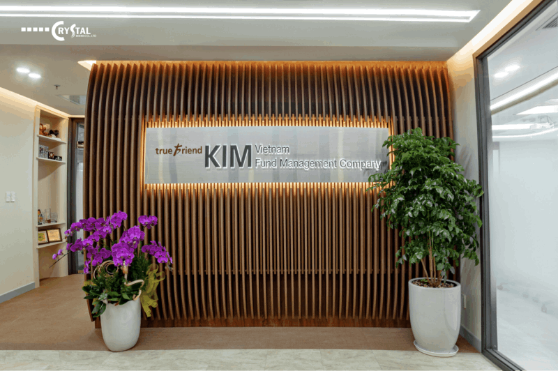 Thiết kế văn phòng sáng tạo với vật liệu gỗ tại không gian sảnh, làm nổi bật giá trị thương hiệu