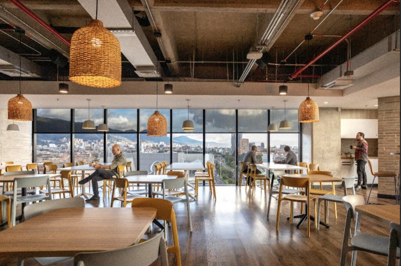 Khu vực pantry hiện đại với không gian rộng lớn, bàn ghế đa dạng và tầm nhìn bao quát thành phố
