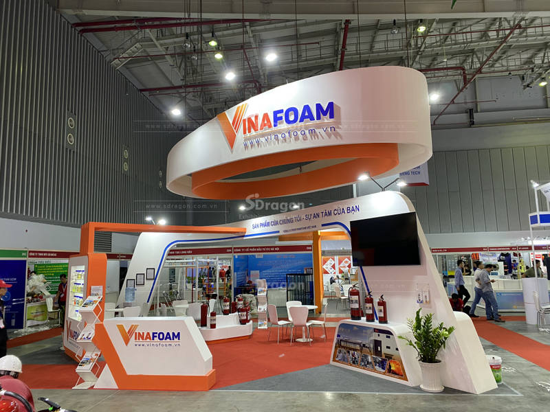 Gian hàng Vinafoam hiện đại, nổi bật với thiết kế hình cung màu trắng cam, trưng bày sản phẩm bọt chống cháy