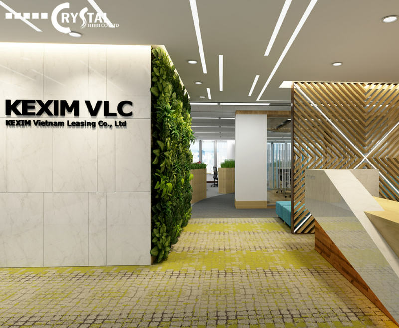 Phòng làm việc Kexim Office hiện đại với tường cây xanh tươi mát, thảm trải sàn màu vàng, và quầy lễ tân độc đáo