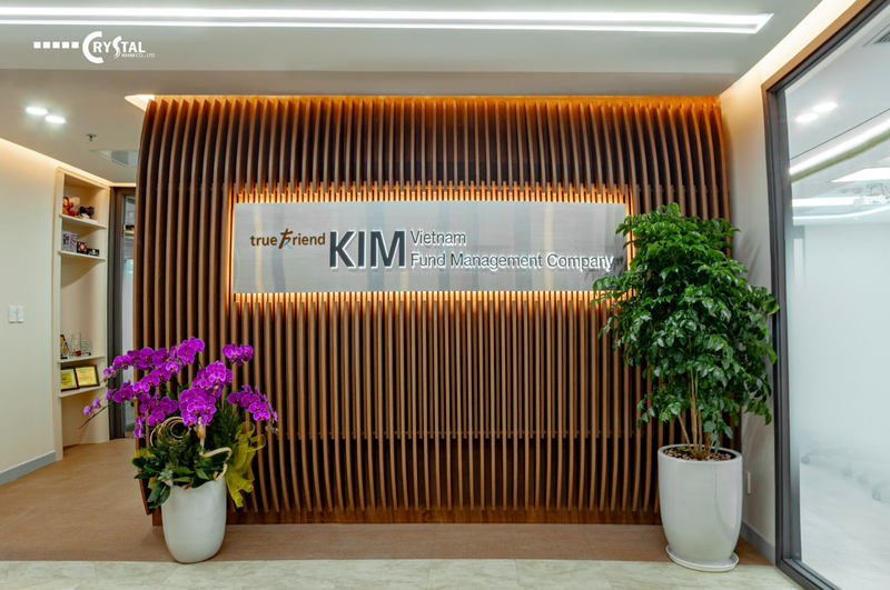 Biển hiệu văn phòng KIM Office với tên công ty và dòng chữ "Vietnam Fund Management Company"