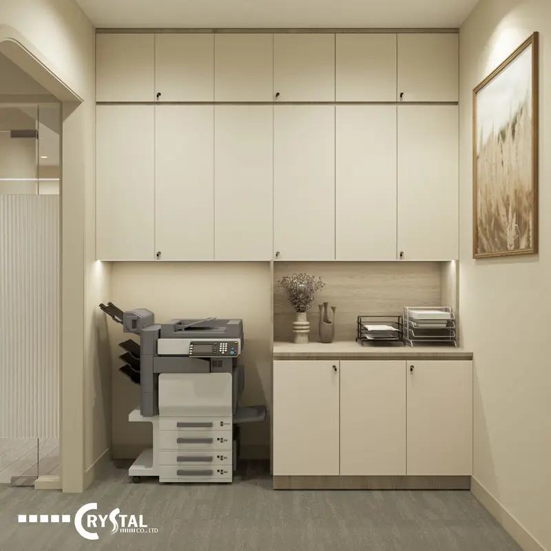 Bố trí nội thất văn phòng gọn gàng với hệ tủ lưu trữ âm tường và máy in đặt cạnh tiện lợi cho thao tác văn phòng.