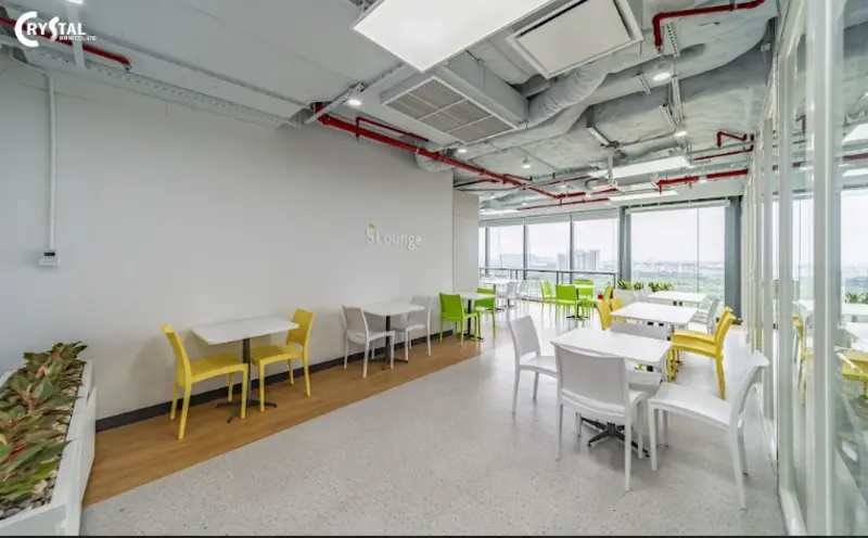 Không gian ăn uống trong khu phức hợp được cải tạo nội thất đảm bảo tiêu chuẩn vệ sinh an toàn thực phẩm.