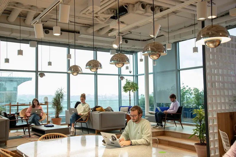 Coworking Space là gì? Đó là mô hình văn phòng chia sẻ giúp tiết kiệm chi phí và tối ưu không gian làm việc.