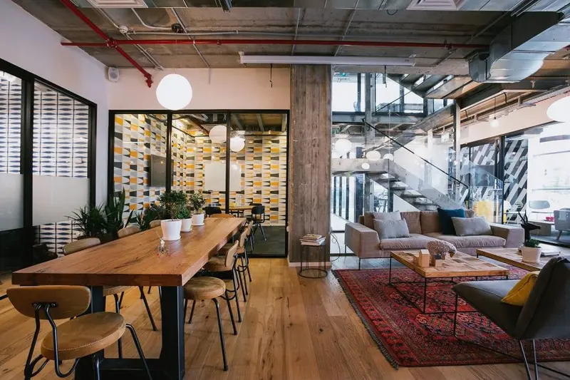 Thiết kế coworking Space phong cách industrial, tạo môi trường làm việc hiệu quả và linh hoạt.