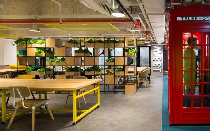 Không gian Coworking nổi bật với bốt điện thoại kiểu Anh – điểm nhấn độc đáo trong mô hình coworking Space.