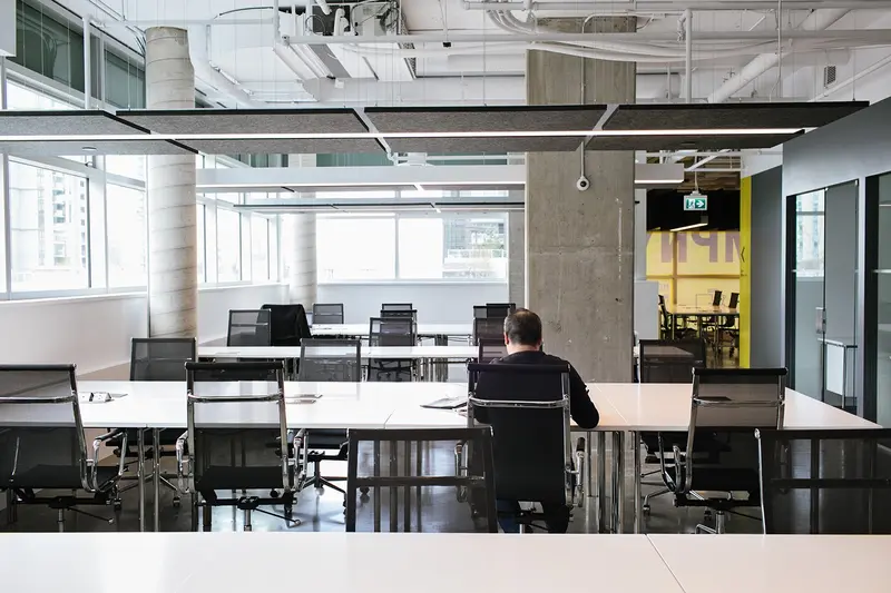 Thiết kế tối giản tạo nên không gian làm việc yên tĩnh, đặc trưng trong mô hình coworking Space hiện đại.