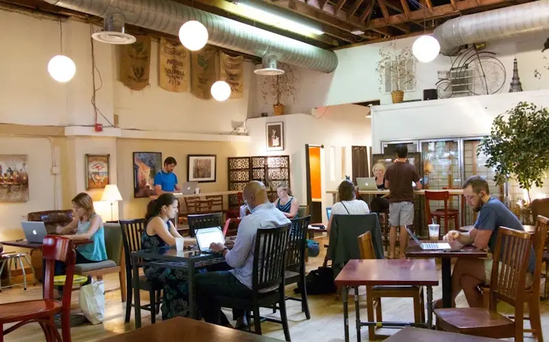 Không gian Co-working kiểu Bắc Âu, tận dụng ánh sáng và chất liệu tự nhiên, tạo cảm giác ấm cúng, gần gũi.