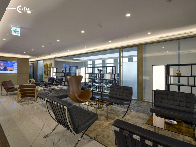 Khu tiếp khách thiết kế nội thất văn phòng cao cấp với sofa linen sang trọng và thoải mái