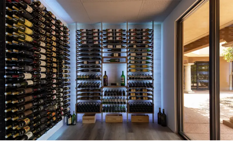Đặt rượu theo chiều ngang giúp tối ưu hóa không gian bán hàng - Nguồn: Las Vegas Wine Cellars