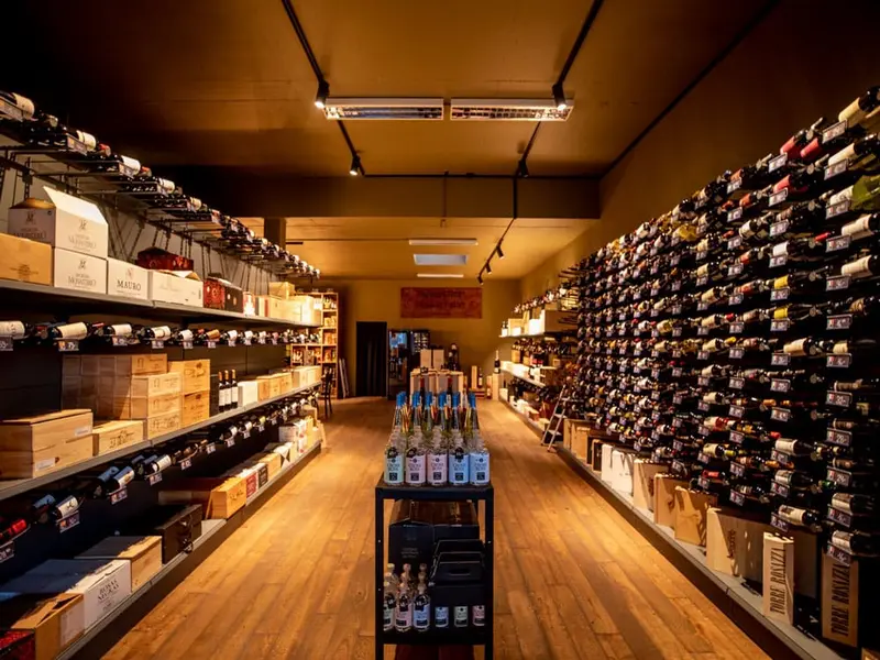 Showroom rượu phong cách công nghiệp - Nguồn ảnh: Xi Wine Systems