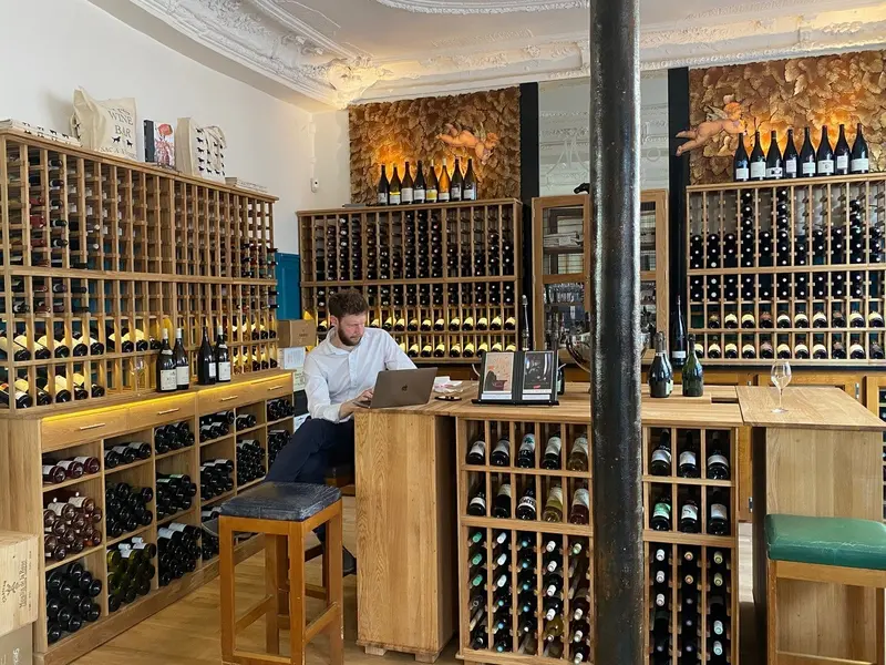 Showroom rượu phong cách Art Deco - Nguồn ảnh: Wine Racks