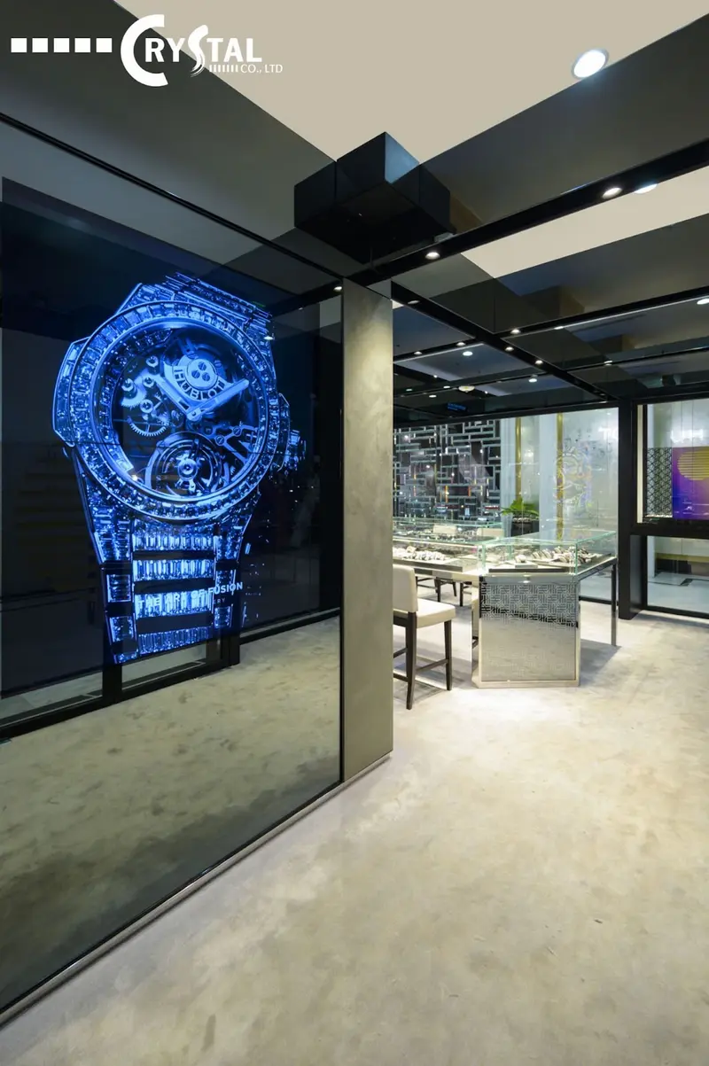 Không gian gây ấn tượng mạnh với hình ảnh đồng hồ như một hologram lơ lửng trên tấm vách kính trong suốt. Thiết kế 