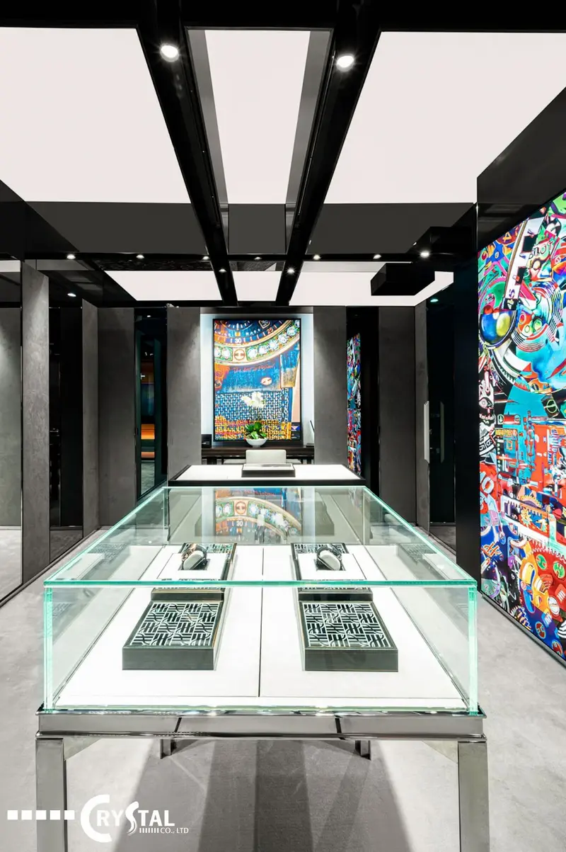 Các tác phẩm trang trí tường đầy màu sắc và tủ kính hiện đại cùng nhau kiến tạo một không gian bán lẻ khác biệt, vừa xa xỉ vừa đậm chất nghệ sĩ.