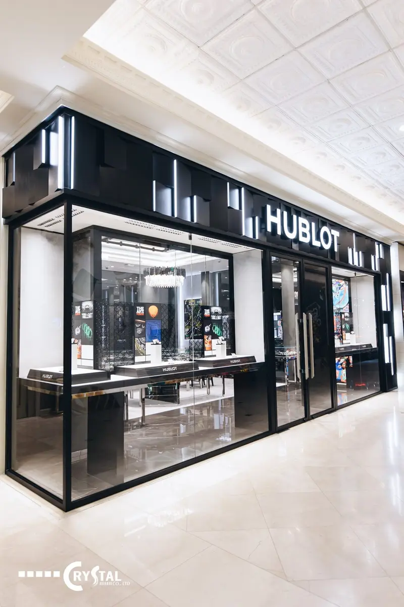 Mặt tiền Hublot gây ấn tượng mạnh với các tấm ốp đen bóng và hệ thống logo, họa tiết sọc được chiếu sáng bằng đèn LED trắng lạnh. Thiết kế này thành công trong việc tạo ra một vẻ ngoài công nghệ cao, vị lai và đầy nam tính, thể hiện đúng đẳng cấp thương hiệu.