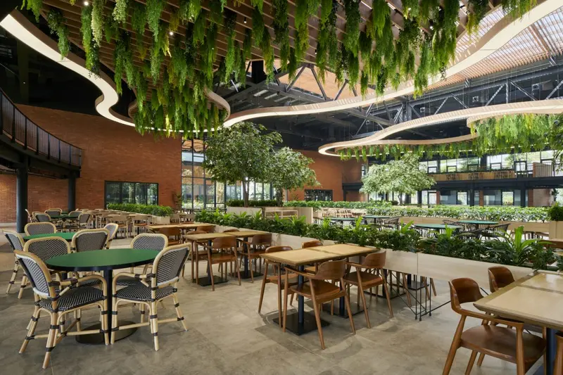 Mẫu thiết kế canteen xanh, thân thiện môi trường. - Nguồn ảnh: commercialdesignindia.com