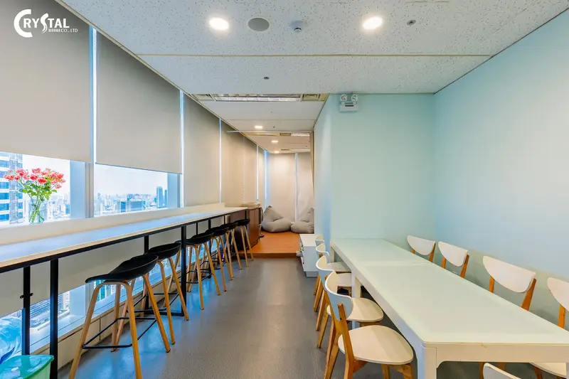 Nên bố trí canteen văn phòng ở vị trí trung gian - đủ gần để tiện lợi nhưng có vách ngăn hoặc hành lang ngăn cách để tránh ảnh hưởng.