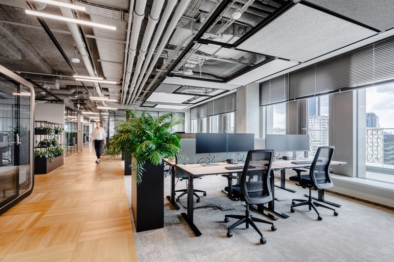 Văn phòng hiện đại với hệ kính lớn, cho phép ánh sáng tự nhiên tràn vào toàn bộ không gian làm việc (Nguồn: Internet)