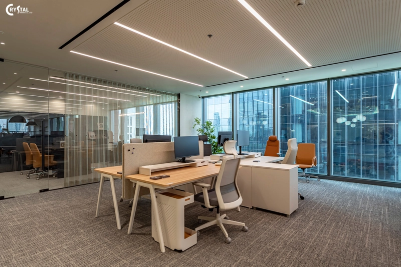 Hành lang văn phòng được ốp tường kính mờ, vừa tạo sự riêng tư vừa giữ được cảm giác rộng thoáng cho toàn bộ tầng (Nguồn: Deco Crystal)