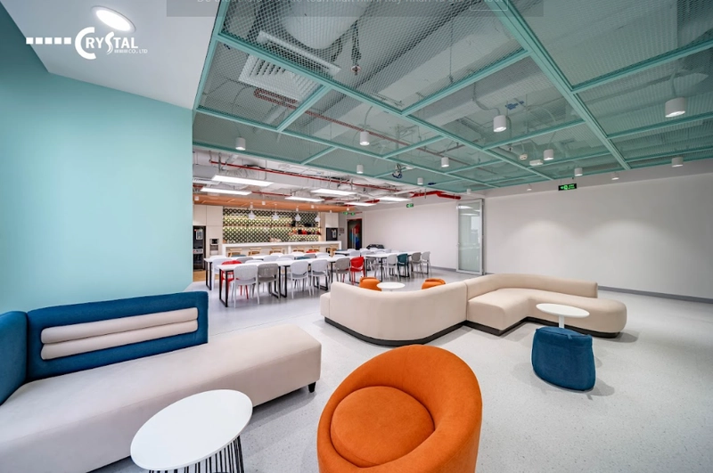 Góc nghỉ ngơi phong cách hiện đại với sofa, bàn thấp và màu sắc nội thất có điểm nhấn sinh động (Nguồn: Deco Crystal)