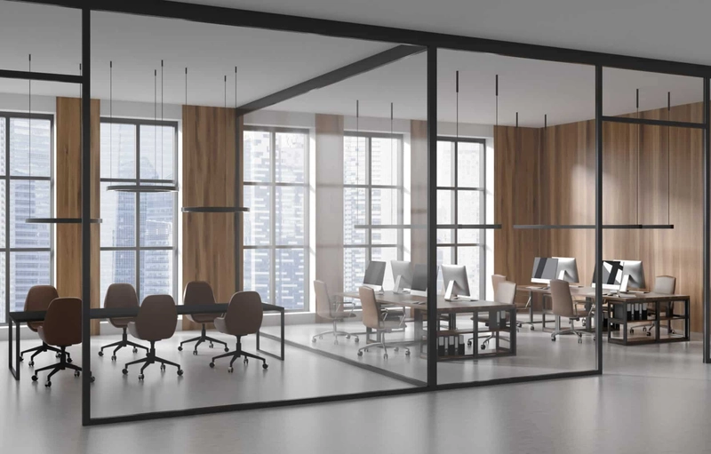 Văn phòng hiện đại tầng cao với toàn bộ mặt tiền là kính, mang đến view thành phố toàn cảnh cho nhân viên (Nguồn: Internet)