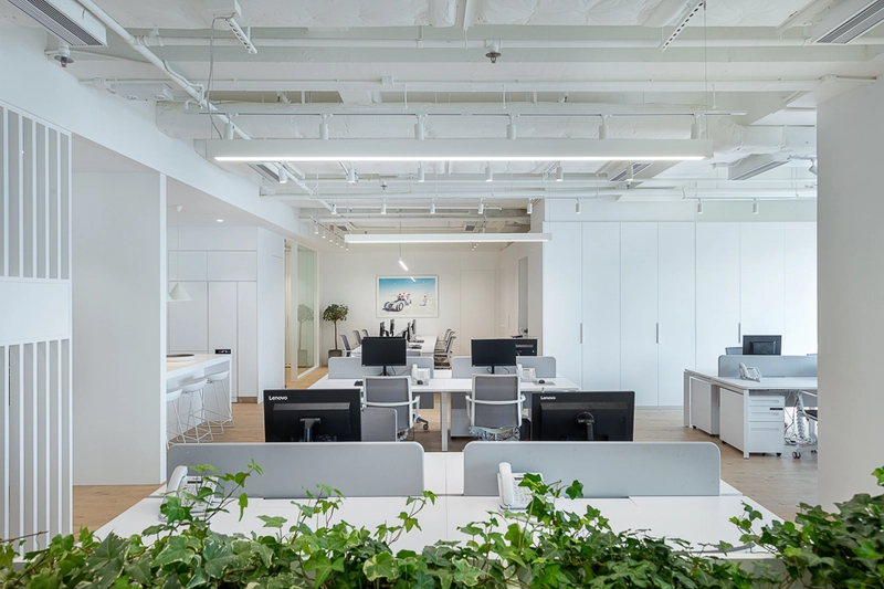 Hệ tủ lưu trữ âm tường màu trắng giúp giảm thiểu sự lộn xộn và mang lại vẻ ngăn nắp cho toàn văn phòng (Nguồn: Internet)