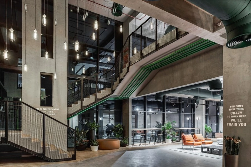 Góc cầu thang thép đặt giữa văn phòng công nghiệp - vừa là lối đi vừa là điểm nhấn kiến trúc ấn tượng (Nguồn: Internet)