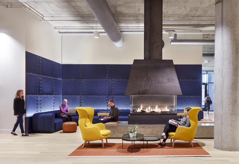 Phòng vực nghỉ ngơi phong cách Bắc Âu với tường ốp xanh và ghế vải thanh mảnh (Nguồn: Internet)