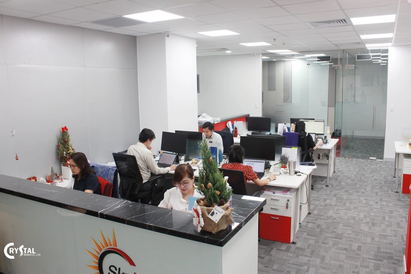 Văn phòng 35m² thiết kế thông minh với bàn làm việc sát tường, hệ đèn âm trần và vách ngăn kính tạo cảm giác thông thoáng, liền mạch cho không gian (Nguồn: Deco Crystal)