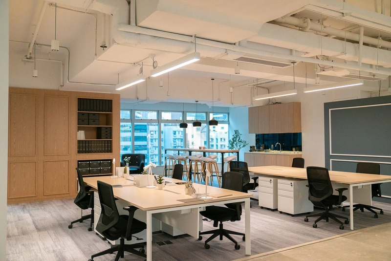 Văn phòng nhỏ được phân khu bằng thảm sàn và đèn phân vùng (Nguồn: Internet)