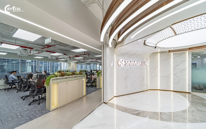 Văn phòng 1200m² được phân vùng rõ rệt giữa sảnh chính và khu làm việc (Nguồn: Internet)