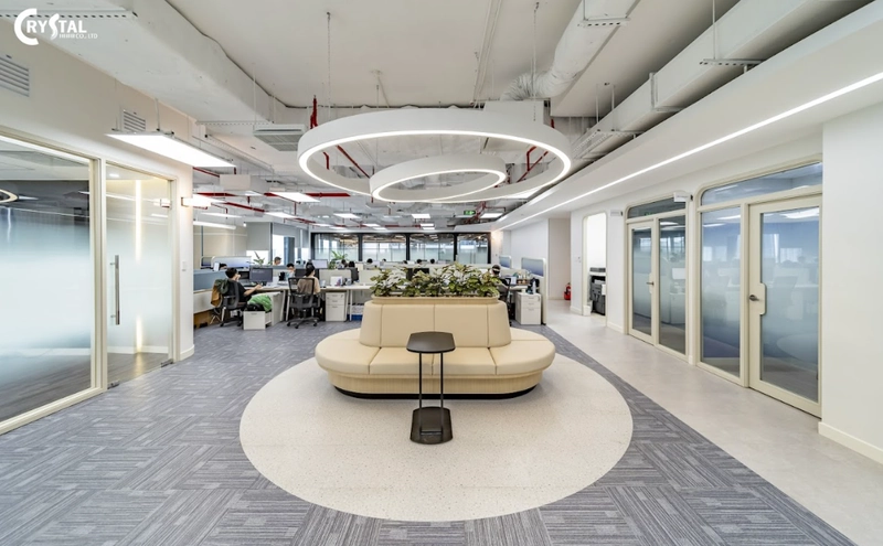 Không gian văn phòng lớn với khu vực sofa và đèn thả trần tạo điểm nhấn độc đáo (Nguồn: Deco Crystal)