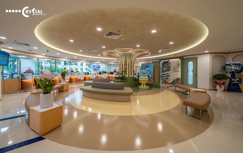 Không gian văn phòng lớn phân chia các vùng chức năng rõ ràng: khu làm việc, khu lounge đón khách (Nguồn: Deco Crystal)