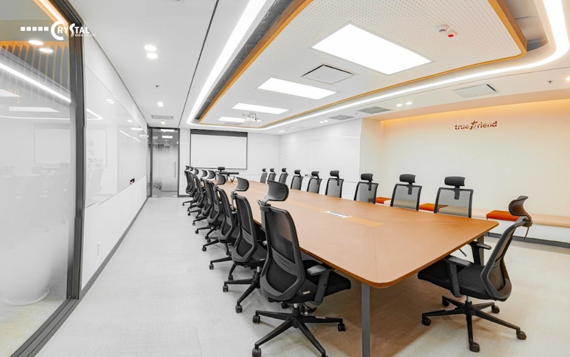 Phòng họp nội bộ trong văn phòng lớn với hệ thống ánh sáng chuyên nghiệp (Nguồn: Deco Crystal)