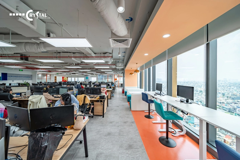 Văn phòng 500m² cao tầng với toàn bộ mặt tiền kính, cung cấp view panorama thành phố cho tất cả nhân sự làm việc (Nguồn: Deco Crystal)
