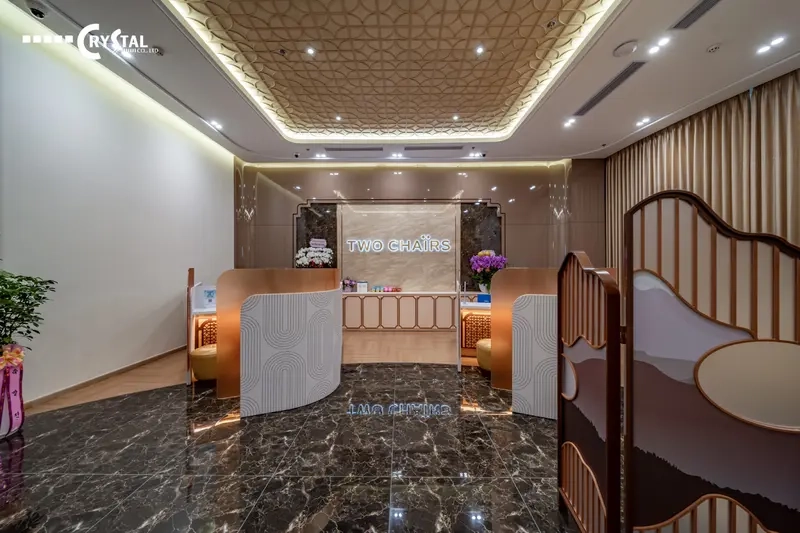 Khu chờ tiếp khách thiết kế như lounge khách sạn với nội thất mặt đá và bình phong nghệ thuật (Nguồn: Deco Crystal)