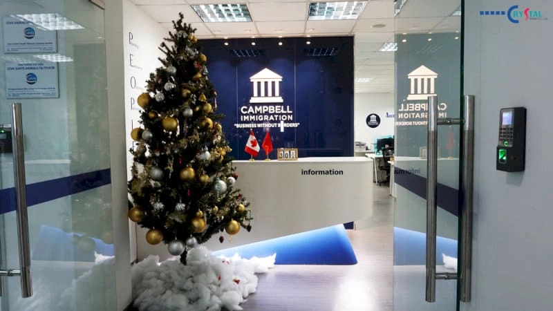 Quầy lễ tân đơn giản, nhỏ gọn mà vẫn ấn tượng (Nguồn: Deco Crystal)