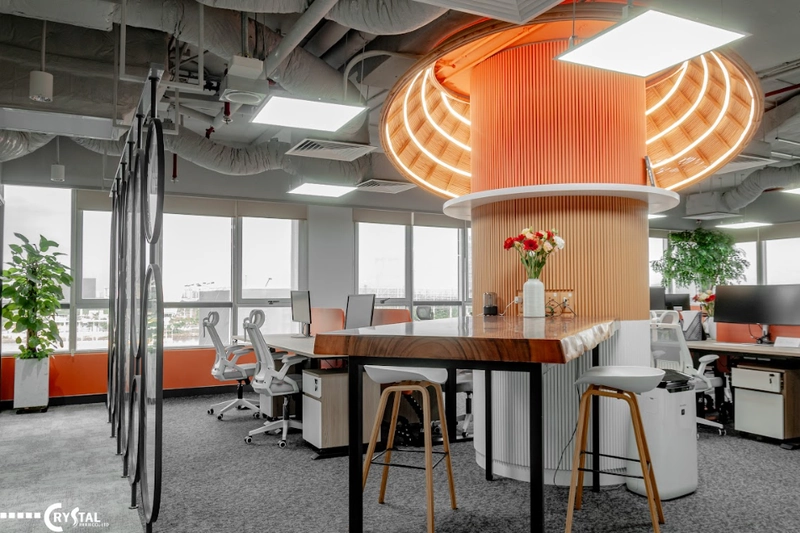 Hệ thống bàn cao co-working kết hợp ghế đẩu bar: lý tưởng cho làm việc đứng ngắn hạn hoặc trao đổi nhanh giữa đồng nghiệp (Nguồn: Deco Crystal)