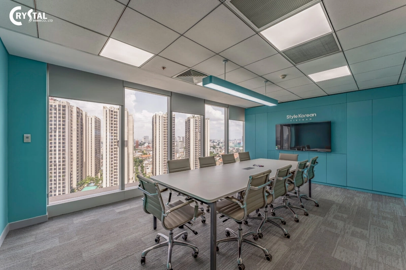 Phòng họp kính 10 chỗ ngồi với rèm chống chói và màn hình phục vụ trình chiếu hoặc gọi video từ xa (Nguồn: Deco Crystal)