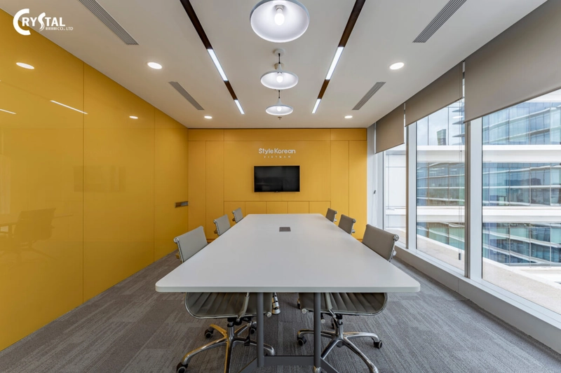 Phòng họp nhỏ với hệ đèn LED ấn tượng và phối hợp màu sắc có điểm nhấn, lý tưởng để cùng nhau “brainstorm” (Nguồn: Deco Crystal)