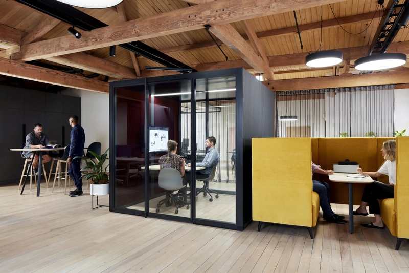 Phòng họp nhỏ thiết kế theo kiểu phone booth giúp cách âm tốt; một số nơi còn trang bị WiFi riêng và màn hình để họp online (Nguồn: Internet)