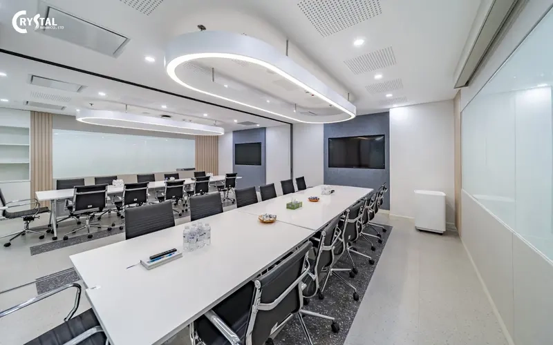 Phòng họp lớn 20 chỗ với bàn dài, ghế da xoay và hệ thống âm thanh ánh sáng, màn hình hiện đại (Nguồn: Deco Crystal)