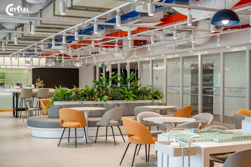 Nội thất khu Pantry sử dụng chất liệu da và đường cong mềm mại để tạo cảm giác thư giãn, khuyến khích sự nghỉ ngơi và tái tạo năng lượng (Nguồn: Deco Crystal)