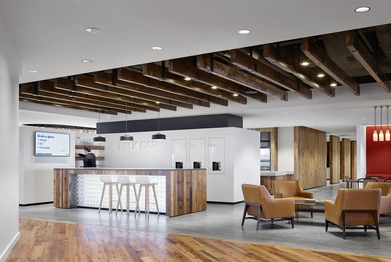 Pantry kết hợp mini bar với khu vực bàn ghế sofa ngồi thấp (Nguồn: Internet)