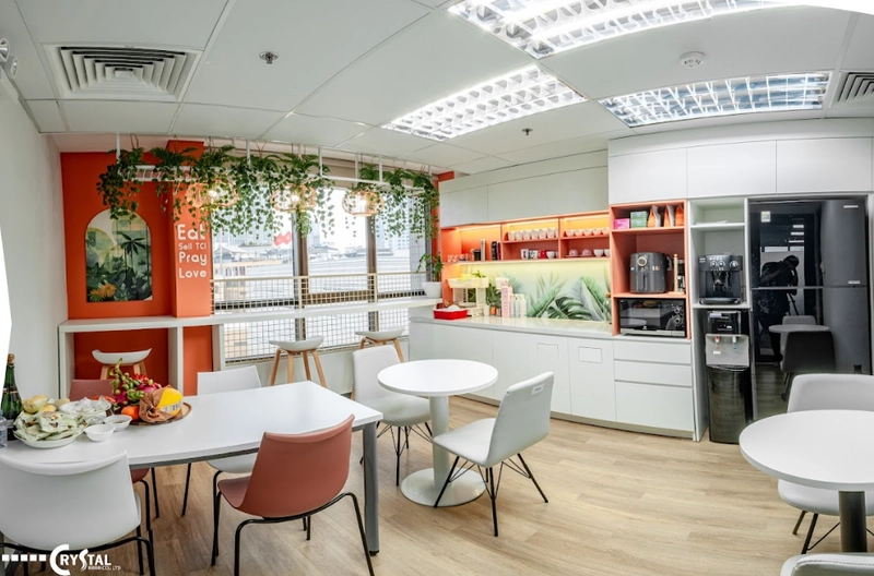 Khu pantry nhỏ nhưng đầy đủ tiện nghi cùng ánh sáng tự nhiên ngập tràn, mang lại cảm giác thoải mái cho nhân viên (Nguồn: Deco Crystal)