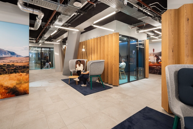 Phòng họp nhóm được lắp đặt vách ngăn kính và hệ thống cách âm (Nguồn: Internet)