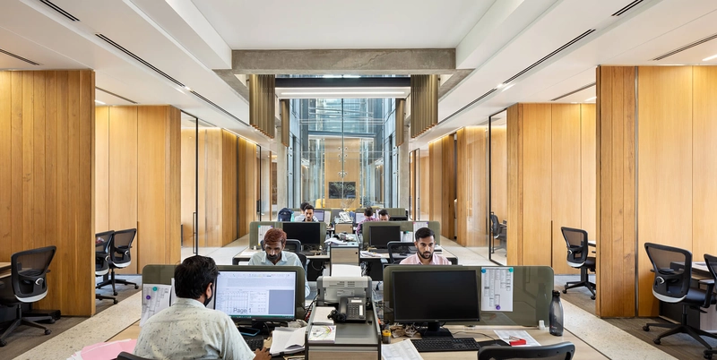 Không gian văn phòng mở hiện đại sau khi cải tạo với hệ thống chiếu sáng tối ưu (Nguồn: Internet)
