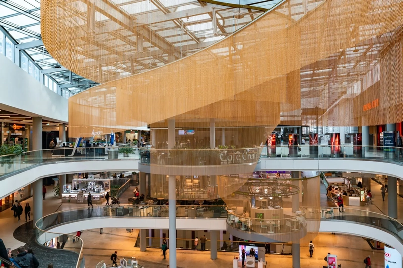 Khu thương mại và ẩm thực là trung tâm thu hút khách của toàn bộ tòa nhà, do đó, tính thẩm mỹ trong thiết kế và cải tạo luôn là ưu tiên hàng đầu (Nguồn: Internet)