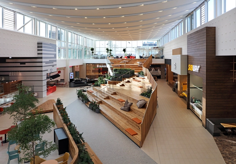 Tận dụng tối đa hệ thống vách kính để tối ưu hóa ánh sáng tự nhiên. Khu vực trung tâm được thiết kế thành không gian nghỉ ngơi và ẩm thực rộng rãi (Nguồn: Internet)